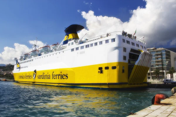 Veerboot verankerd in een haven van corsica — Stockfoto