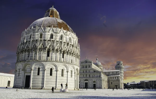 Batistério na Piazza dei Miracoli depois de uma queda de neve, Pisa — Fotografia de Stock