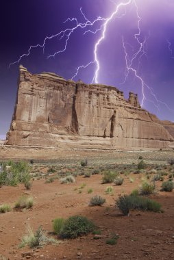 monument valley üzerinde fırtına ABD.