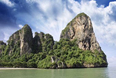 krabi bölgesinde bir Tay ada üzerinde gökyüzü renkleri