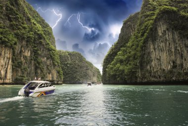 Tayland lagün üzerinde fırtına