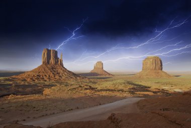 monument valley kayaların üzerinde fırtına