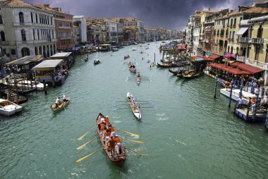 venice kanalı üzerinden fırtınalı gökyüzü