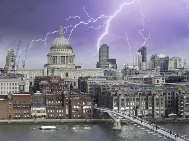 Londra'da millennium köprüsü üzerinde fırtına