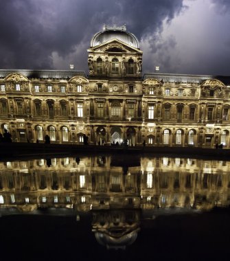 gece boyunca louvre üzerinde fırtına