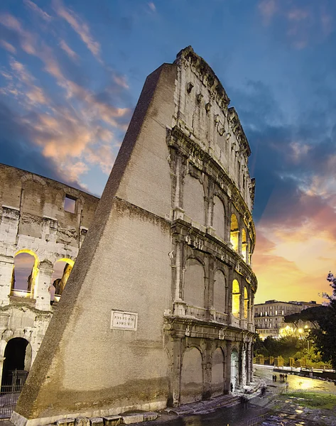 Farben des Kolosseums bei Sonnenuntergang in Rom — Stockfoto