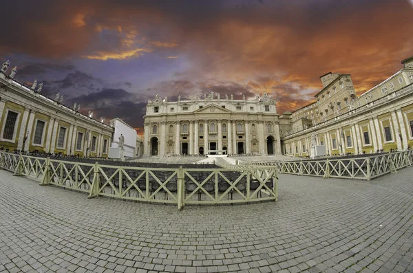 Облака над площадью Сан-Пьетро, Рим — стоковое фото