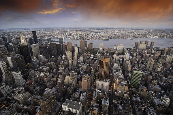 Puesta de sol sobre rascacielos de Nueva York — Foto de Stock