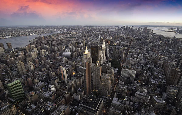Sonnenuntergang über New Yorker Wolkenkratzern — Stockfoto