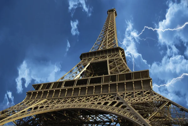 从下面看到的埃菲尔铁塔、 巴黎 — 图库照片
