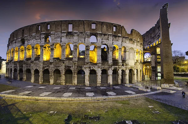 Colori del Colosseo al tramonto a Roma — Foto Stock