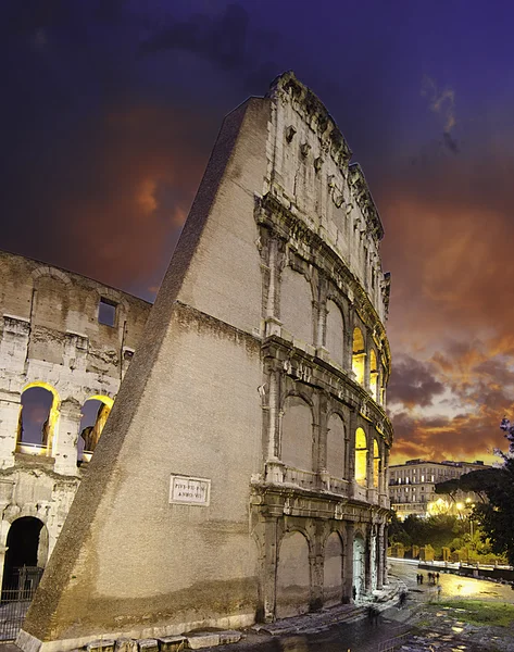 Colores del Coliseo al atardecer en Roma — Foto de Stock