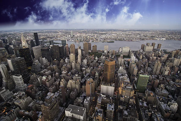 Zonsondergang over new york city wolkenkrabbers — Stockfoto