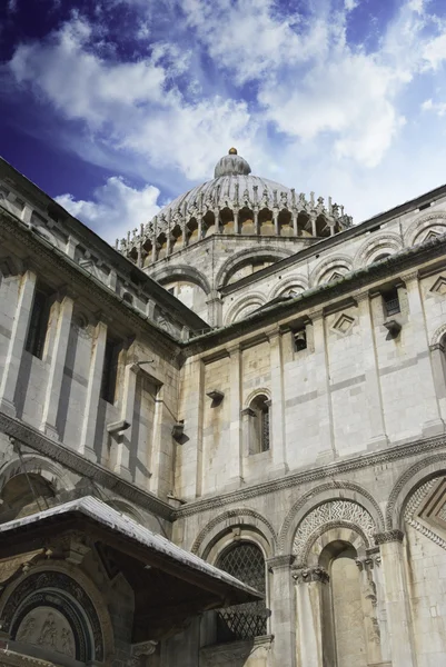 Vue du bas vers le haut du Duomo à Pise — Photo