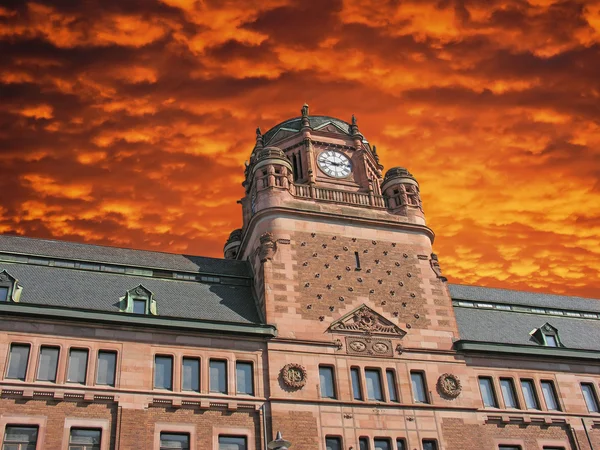 Pochmurnego nieba w budynku urzędu pocztowego w Sztokholmie — Zdjęcie stockowe