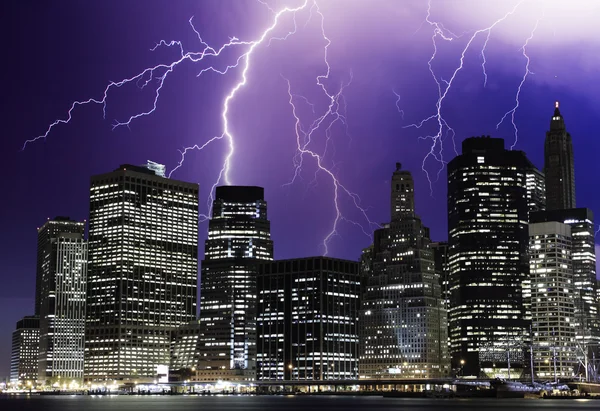 뉴욕 고층 빌딩 위에 밤에 폭풍 — 스톡 사진