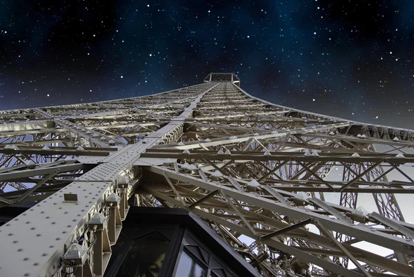 繁星满天的夜晚在埃菲尔铁塔 — 图库照片