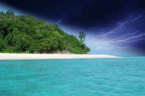 Bouře se blíží bambusový ostrov, Asie — Stock fotografie