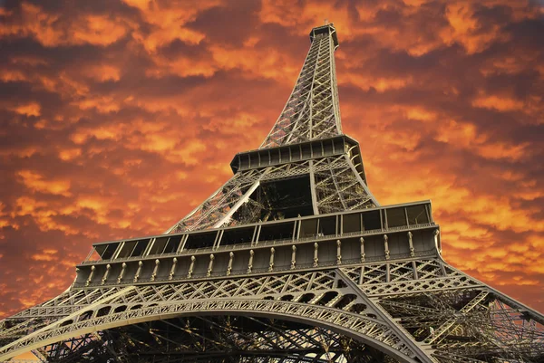 Torre Eiffel al atardecer en París, Francia — Foto de Stock