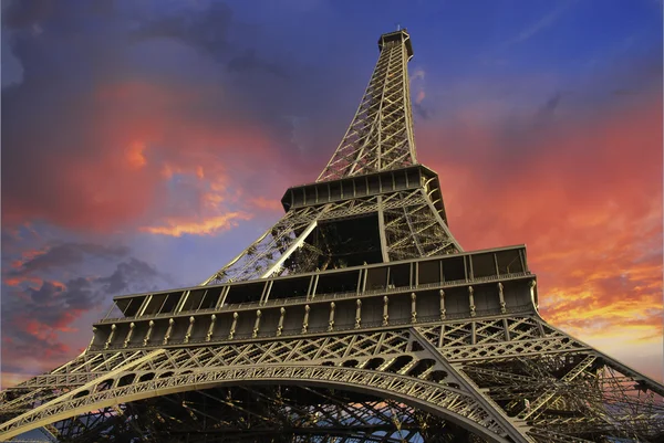Eiffelturm bei Sonnenuntergang vor bewölktem Himmel — Stockfoto