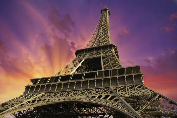 Blick von unten auf den Eiffelturm in Paris — Stockfoto