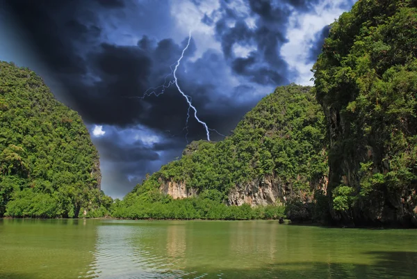 Bamboo island färger mot en stormig himmel — Stockfoto