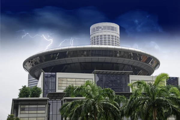 Burza nad zaokrąglone w nowoczesnym budynku, Singapur — Zdjęcie stockowe