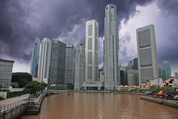 Штормовое небо над Сингапуром — стоковое фото