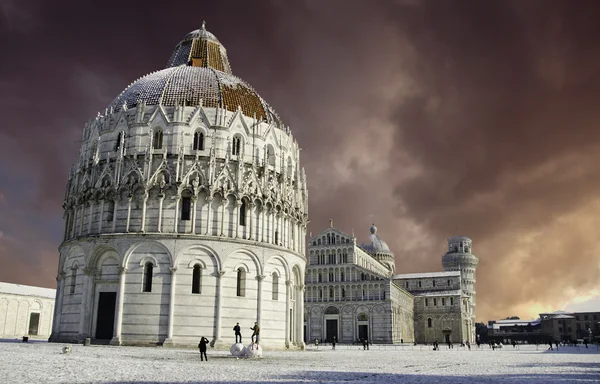 Baptysterium w placu piazza dei miracoli po śniegu, pisa — Zdjęcie stockowe