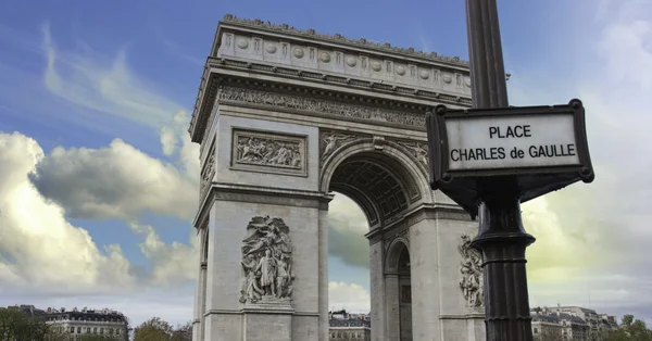 Wolken boven de arc de triomphe in Parijs — Stockfoto