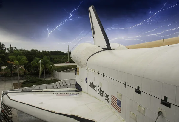 폭풍 aprroaching 우주 왕복선 — 스톡 사진