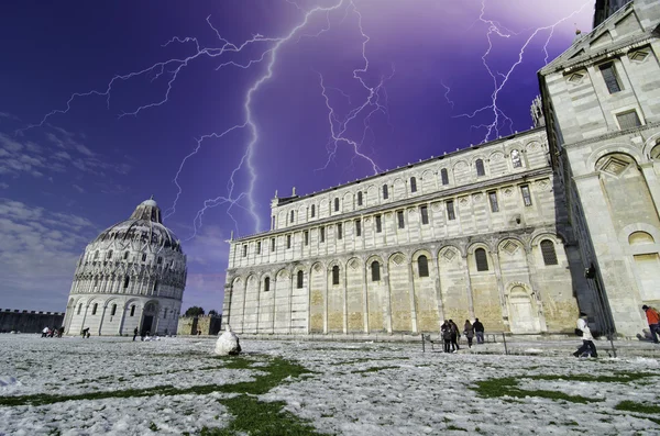 Tempête sur le Dôme sur la Piazza dei Miracoli — Photo