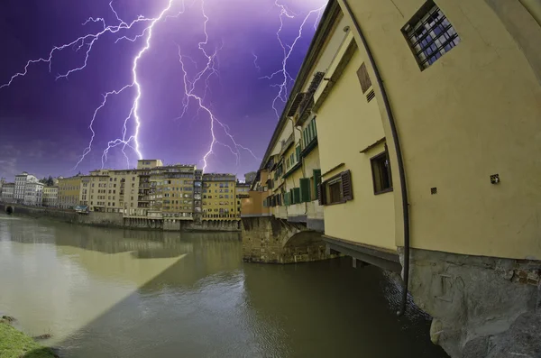 Storm över ponte vecchio i Florens — Stockfoto