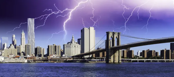Storm over brooklyn brug in new york city — Stockfoto