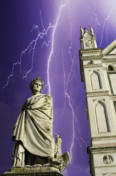 Storm over piazza santa croce architectuur in florence — Stockfoto