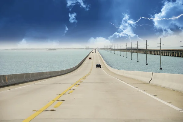 Burza zbliża się do autostrady zamorskiej — Zdjęcie stockowe