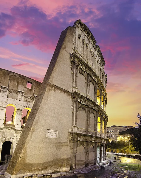 Colores del Coliseo al atardecer en Roma — Foto de Stock