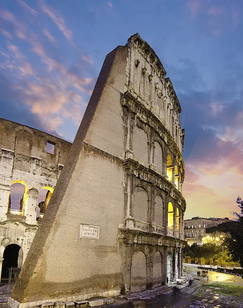 ローマのコロッセオ日没時の色 — ストック写真