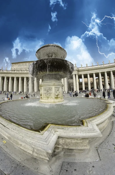 在梵蒂冈圣彼得大广场，天空颜色 — 图库照片