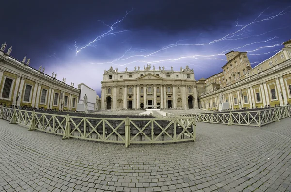 Tormenta sobre Piazza San Pietro en Roma —  Fotos de Stock