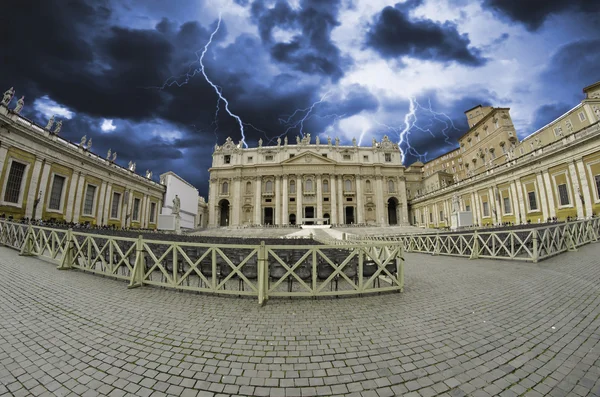 Bouře na Svatopetrském náměstí v Římě — Stock fotografie