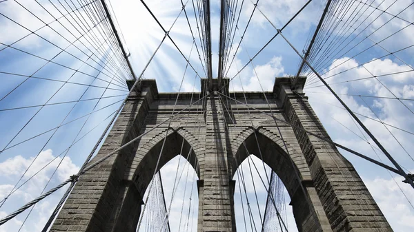 Himlen över brooklyn bridge i new york city — Stockfoto