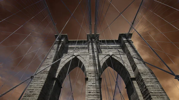 Cielo sobre el puente de Brooklyn en Nueva York — Foto de Stock