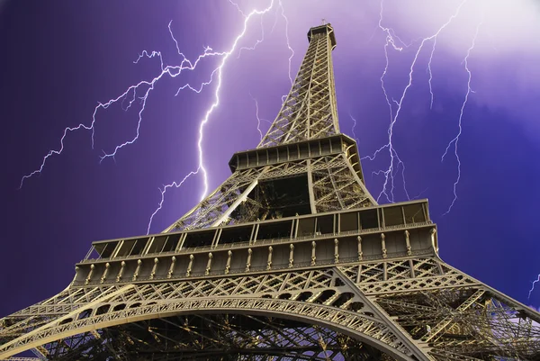 Θύελλα πέρα από τον πύργο του Άιφελ στο Παρίσι — Φωτογραφία Αρχείου