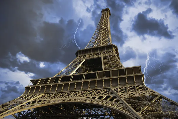 Вид на Эйфелеву башню снизу, Париж — стоковое фото