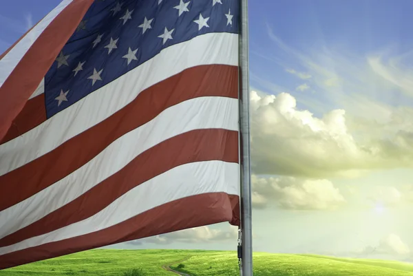 Pôr do sol sobre bandeira americana — Fotografia de Stock