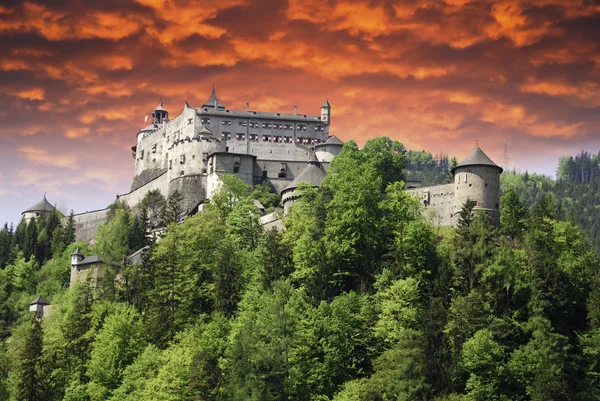 Solnedgång över ett slott i Österrike — Stockfoto