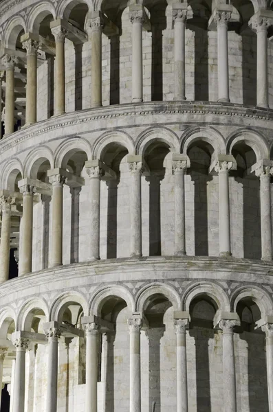 Torre di pisa bei Nacht, architektonisches Detail — Stockfoto