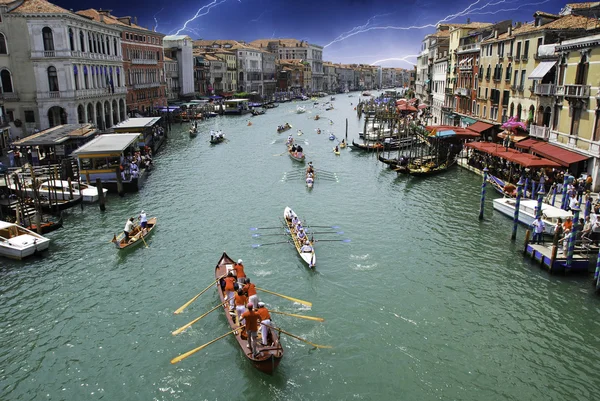 Водное движение по Венецианскому каналу — стоковое фото