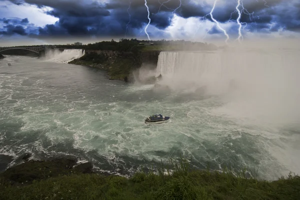 Шторм приближается к Ниагарскому водопаду, Канада — стоковое фото